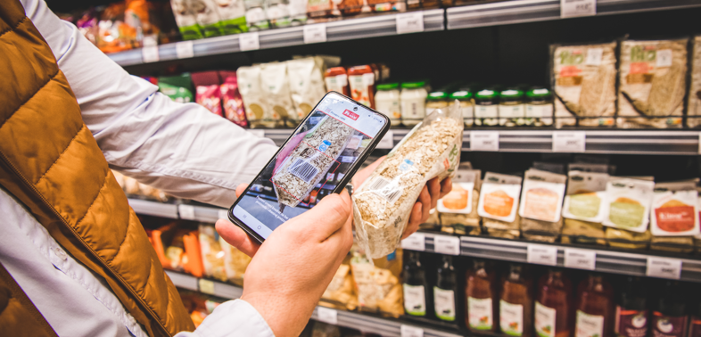 Maxi colleague scanning product with phone in Maxi store