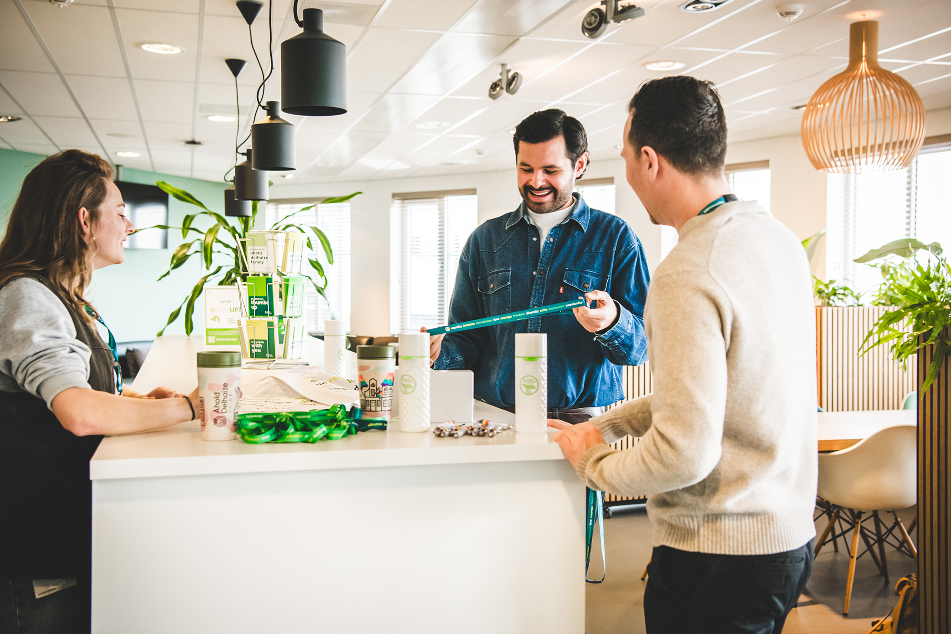 AholdDelhaize_Colleagues_Discussing_about_PRIDE_merchandise.png