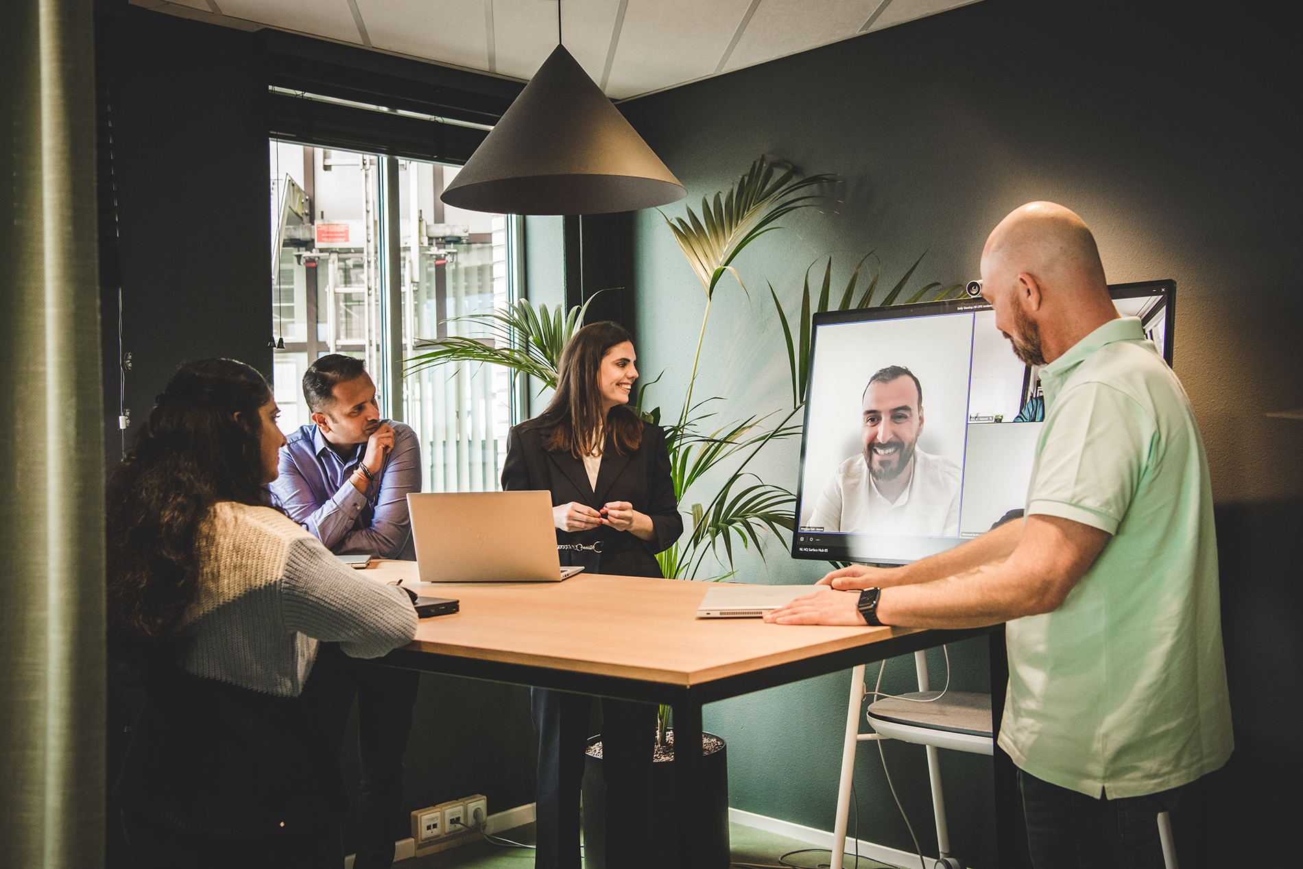 Alina_teams_meeting_at_the_office_Aholddelhaize.png