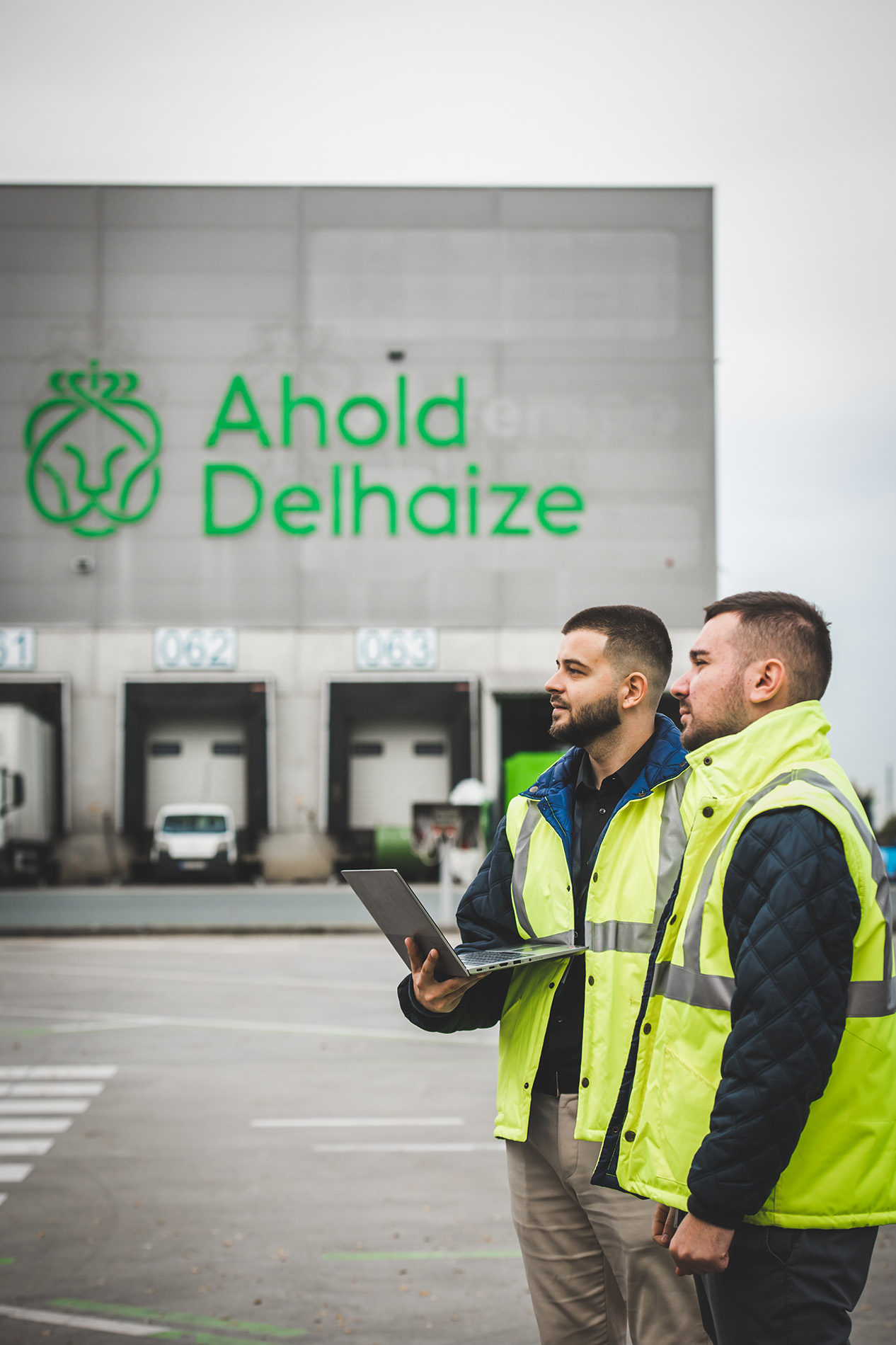 DelhaizeSerbia_Aholddelhaize_careers_Nenad_standing_with_colleague.jpg